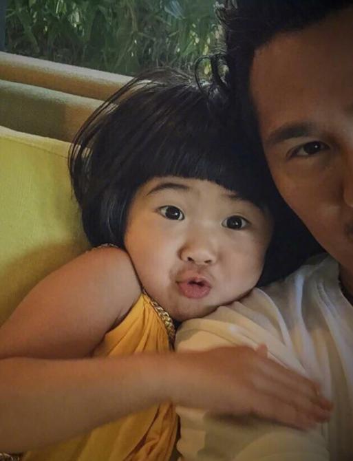 曹格晒女儿近照，丑萌“姐姐”女大十八变，变瘦长高逆袭成小美女