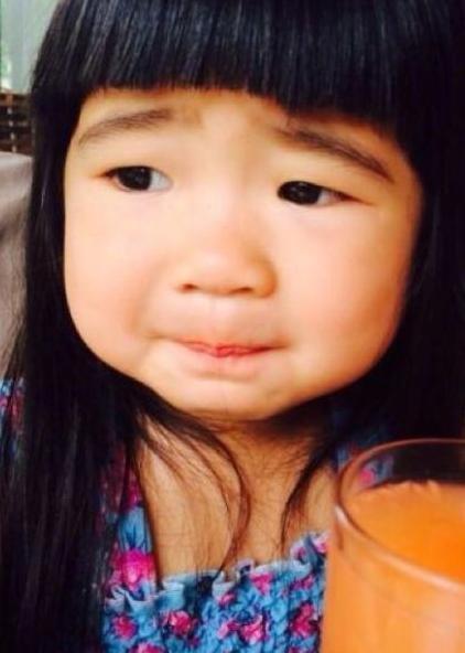 曹格晒女儿近照，丑萌“姐姐”女大十八变，变瘦长高逆袭成小美女