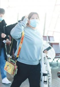 ​贾玲现幸福肥，穿2千6卫衣背卡通包走机场太少女，体重直逼200斤