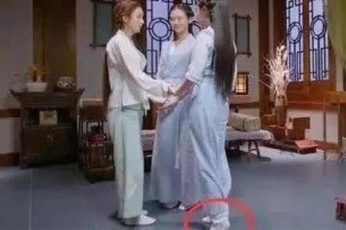 赵丽颖的身高有多“假”？苦了和她搭戏的女演员更要同情的是导演