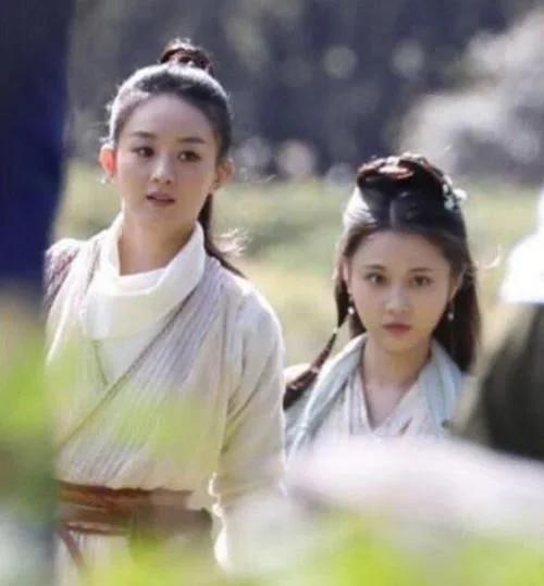 赵丽颖的身高有多“假”？苦了和她搭戏的女演员更要同情的是导演