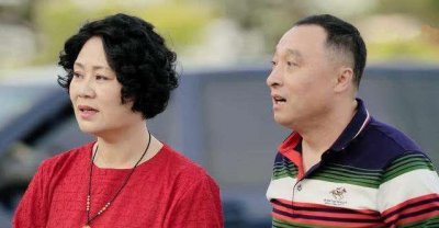 ​曾是当红主持人，因得罪赵本山被迫离职，到如今都没有复出！
