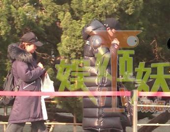 贾乃亮参加春晚审查感冒咳嗽不断 路边服药引人心疼