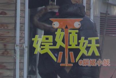 贾乃亮参加春晚审查感冒咳嗽不断 路边服药引人心疼