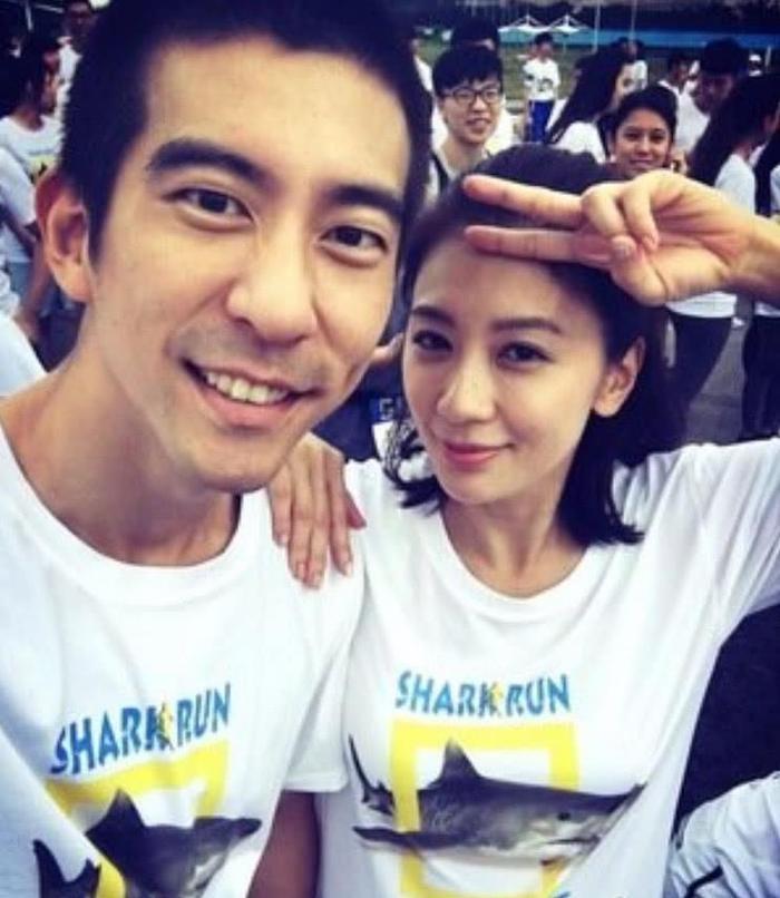 贾静雯女儿咘咘近照，大眼睛可爱至极，网友：很像妈妈！