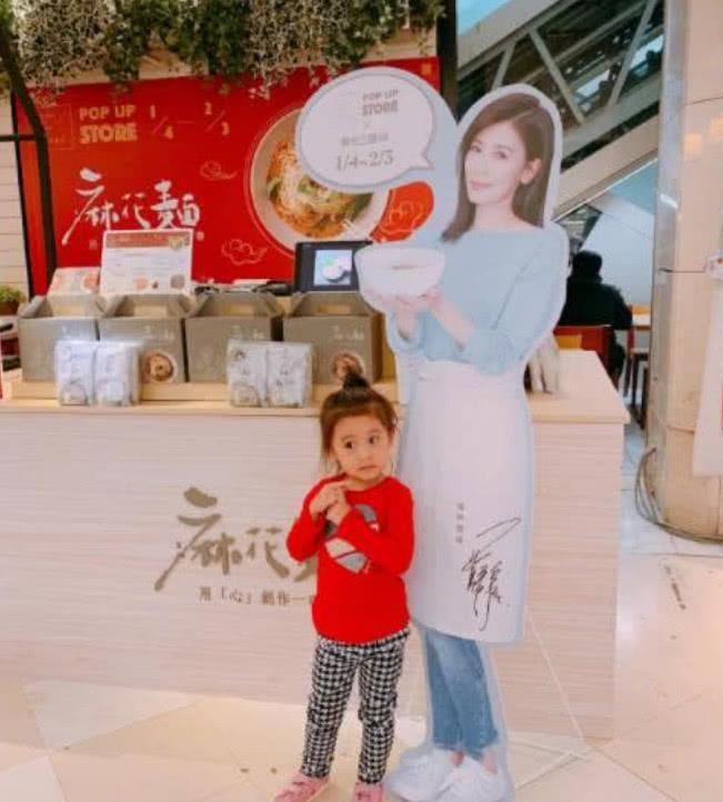 贾静雯女儿咘咘近照，大眼睛可爱至极，网友：很像妈妈！