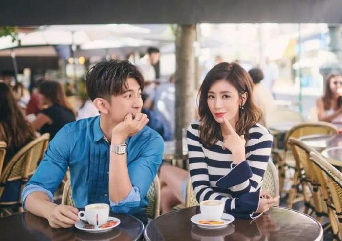 贾静雯女儿咘咘近照，大眼睛可爱至极，网友：很像妈妈！