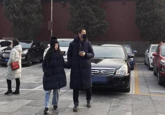 网友偶遇李亚鹏父女，两人牵手游玩尽显温馨，并夸李嫣好有气质