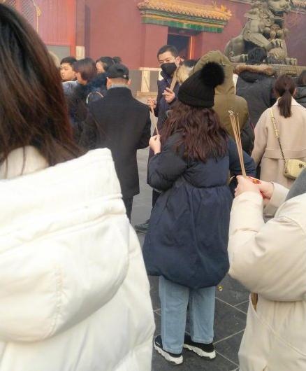网友偶遇李亚鹏父女，两人牵手游玩尽显温馨，并夸李嫣好有气质