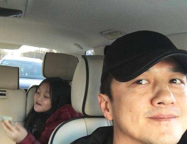 网友偶遇李亚鹏父女，两人牵手游玩尽显温馨，并夸李嫣好有气质