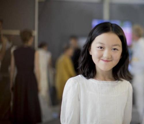 网友偶遇李亚鹏父女，两人牵手游玩尽显温馨，并夸李嫣好有气质