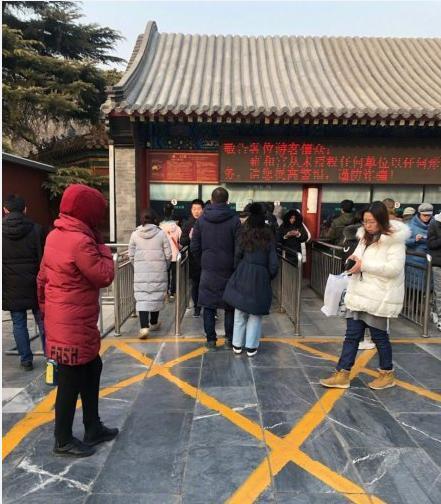 网友偶遇李亚鹏父女，两人牵手游玩尽显温馨，并夸李嫣好有气质