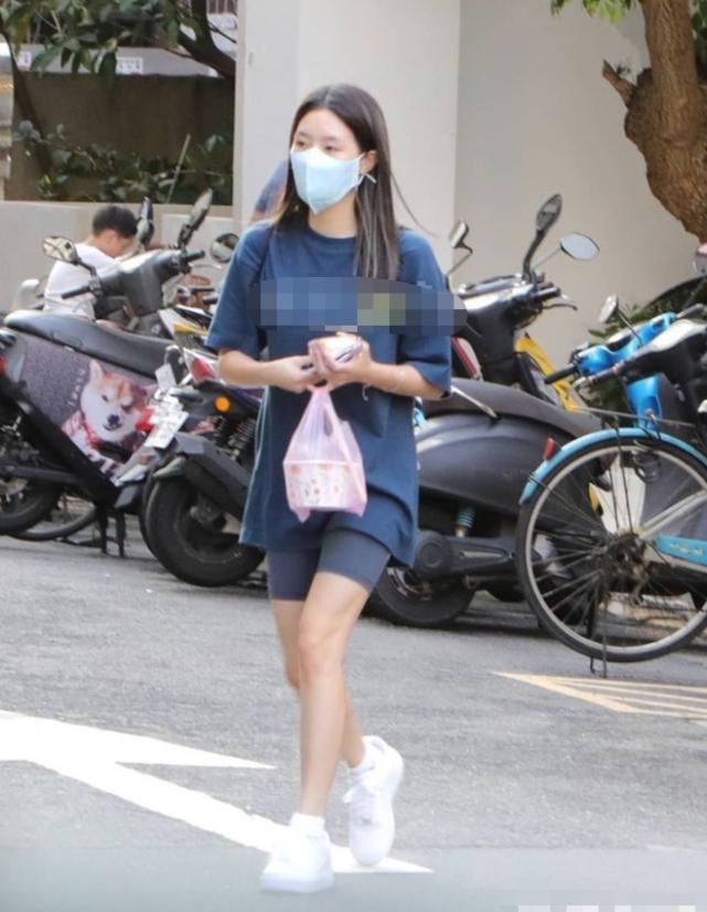 吴克群女友开豪车买百元卤味，紧身打底裤秀美腿实力演绎有钱低调
