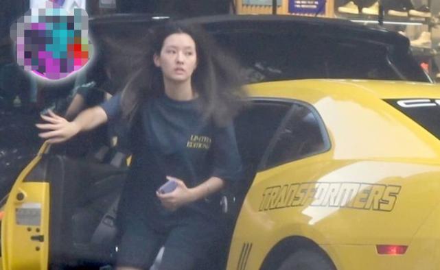 吴克群女友开豪车买百元卤味，紧身打底裤秀美腿实力演绎有钱低调