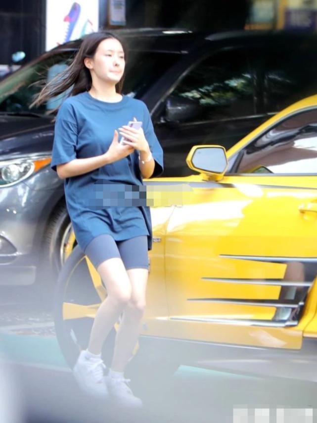 吴克群女友开豪车买百元卤味，紧身打底裤秀美腿实力演绎有钱低调