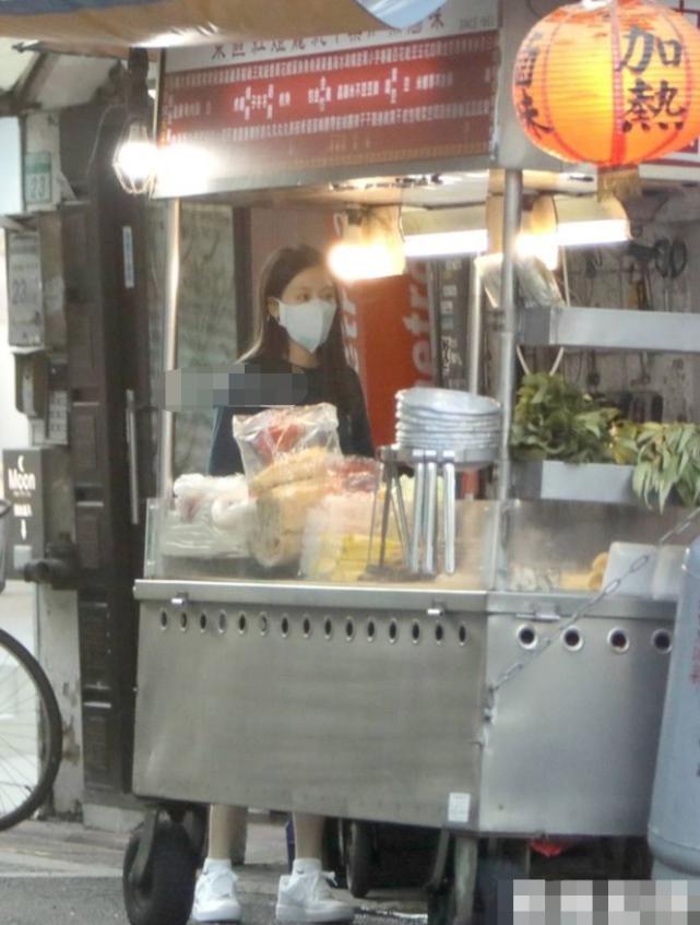 吴克群女友开豪车买百元卤味，紧身打底裤秀美腿实力演绎有钱低调