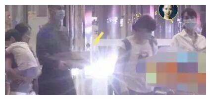 阔太陈好与丈夫现身，小儿子正面首曝光超可爱，其打扮仍万人迷
