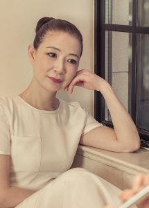 ​28年独自抚养儿子，如今儿子成了歌手，前夫厚着脸皮来沾名气