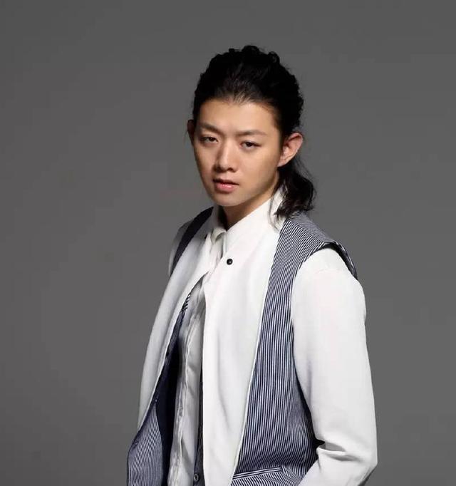28年独自抚养儿子，如今儿子成了歌手，前夫厚着脸皮来沾名气