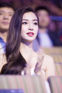 ​冯绍峰老婆，罗晋老婆，黄晓明老婆，不及他老婆漂亮