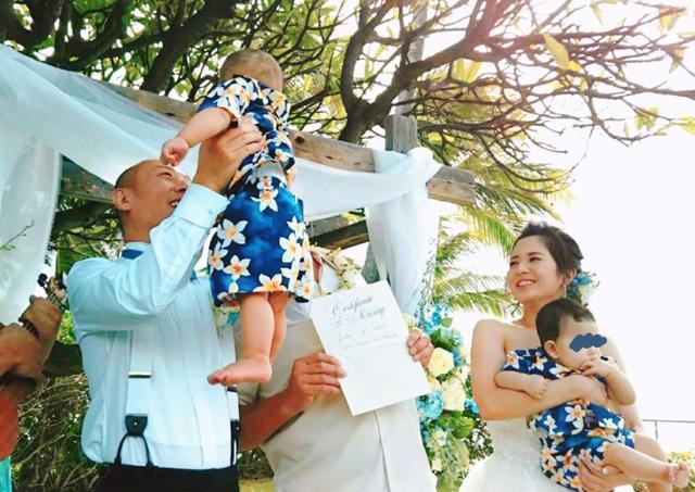 苍井空产子8个月后举办婚礼，与老公一人抱一娃喜笑颜开超幸福！