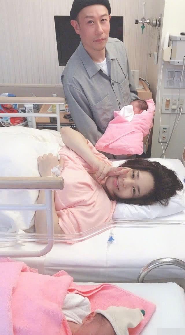 苍井空产子8个月后举办婚礼，与老公一人抱一娃喜笑颜开超幸福！