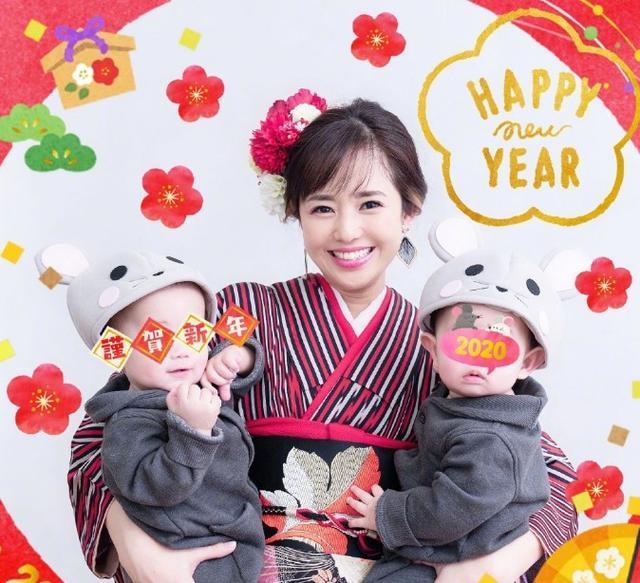 苍井空产子8个月后举办婚礼，与老公一人抱一娃喜笑颜开超幸福！
