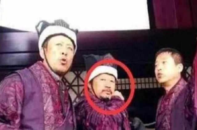 靳东和王凯被他捧红后，自己却喜欢跑龙套，王凯为感谢曾向他下跪