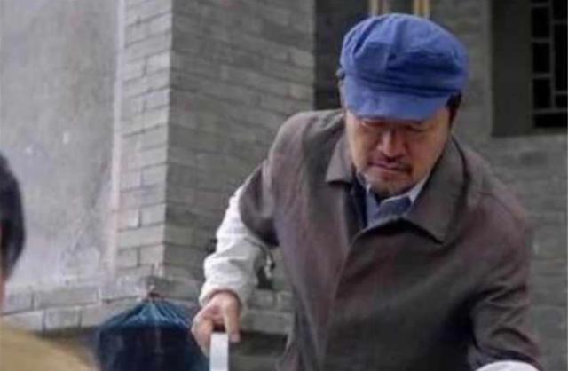 靳东和王凯被他捧红后，自己却喜欢跑龙套，王凯为感谢曾向他下跪