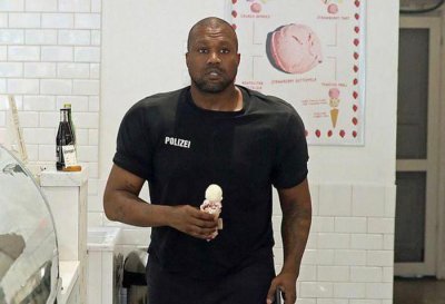 ​侃爷造型再次进化！上脚的新配色 Yeezy 有点猛...