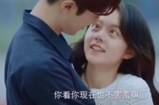 赖冠霖与17岁的赵今麦拍拥抱戏，谁注意他的手放在哪？暴露人品