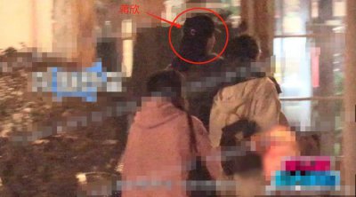 ​蒋欣深夜聚会被偷拍！揽肩友人举止霸气，趴对方背上撒娇卖萌