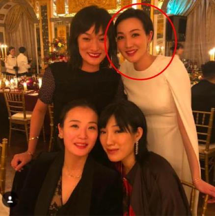 霍启刚妹妹近照，继承了妈妈陈琪琪的美貌，集才华和教养于一身