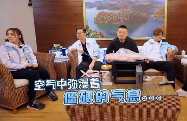 热巴故意说要退出《极挑》，谁注意众人的反应？关系好坏很明显