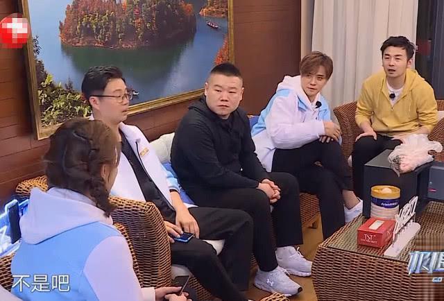 热巴故意说要退出《极挑》，谁注意众人的反应？关系好坏很明显