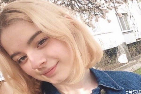 浅金亚麻色适合什么肤色 浅金亚麻色掉色后是什么颜色