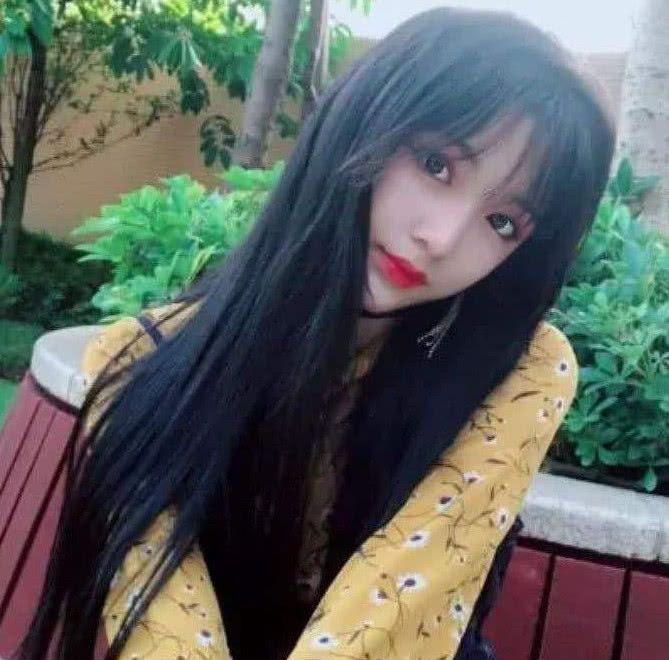 艾比直播卸妆引群嘲，无美颜无滤镜“判若两人”
