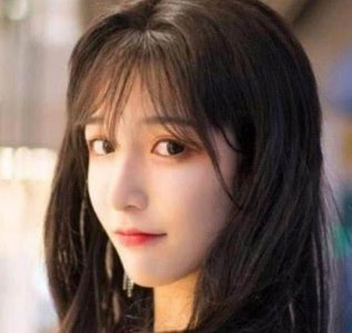 ​艾比直播卸妆引群嘲，无美颜无滤镜“判若两人”
