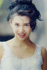 ​邱淑贞大女儿沈月登上杂志封面，清纯靓丽，高颜值不输于母亲