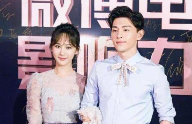 杨紫邓伦甜蜜牵手，已经没有秦俊杰什么事了