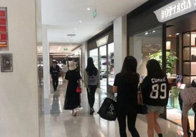 ​网友偶遇刘亦菲舒畅逛街，俩人连续5年互动庆生，这才像好闺蜜
