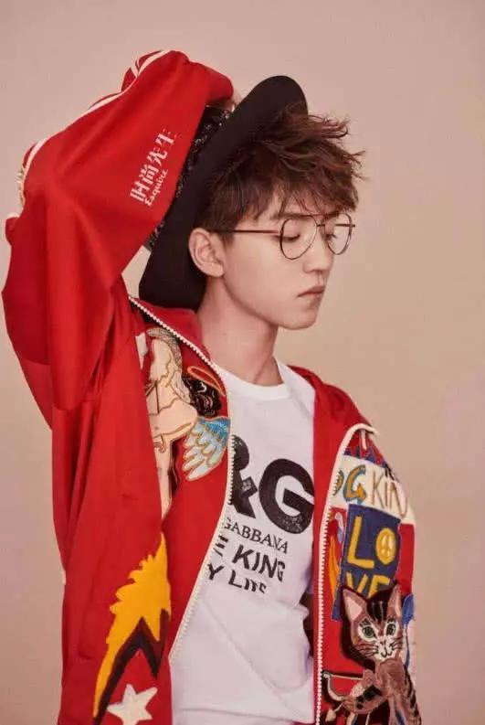王俊凯在片场抽烟被拍？放大照片看清那一瞬间，粉丝炸开了锅