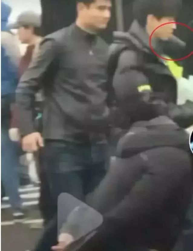 王俊凯在片场抽烟被拍？放大照片看清那一瞬间，粉丝炸开了锅