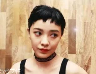 方形脸适合什么发型？卷曲长发柔和脸部轮廓