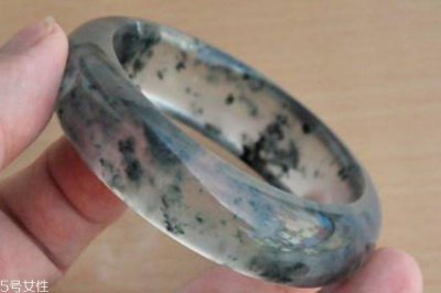​水沫玉手镯价格 翡翠替代品