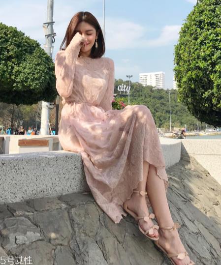 春天穿什么款式连衣裙好看？让你早春美翻天