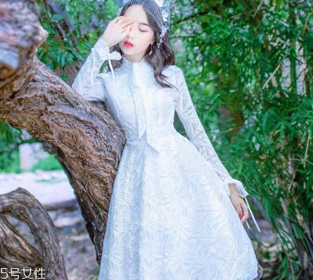 春天穿什么款式连衣裙好看？让你早春美翻天