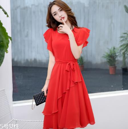 夏天穿什么颜色衣服显白？夏天最显白的衣服颜色