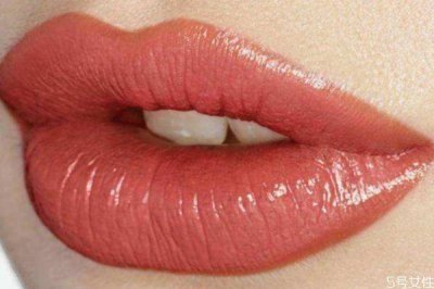 ​女生涂口红接吻不尴尬吗 女生涂口红接吻怎么办
