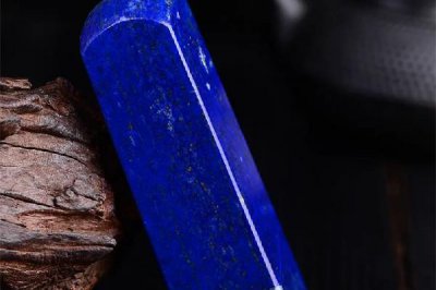 ​青金石和蜜蜡哪个更适合女生 青金石戴左手还是右手